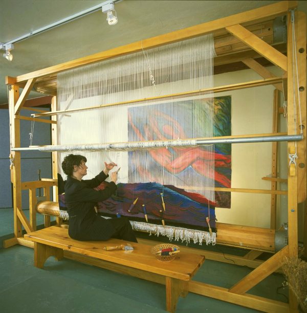 Paulette-Marie-Sauve_weaving-sur-métier-à-chaîne-haut